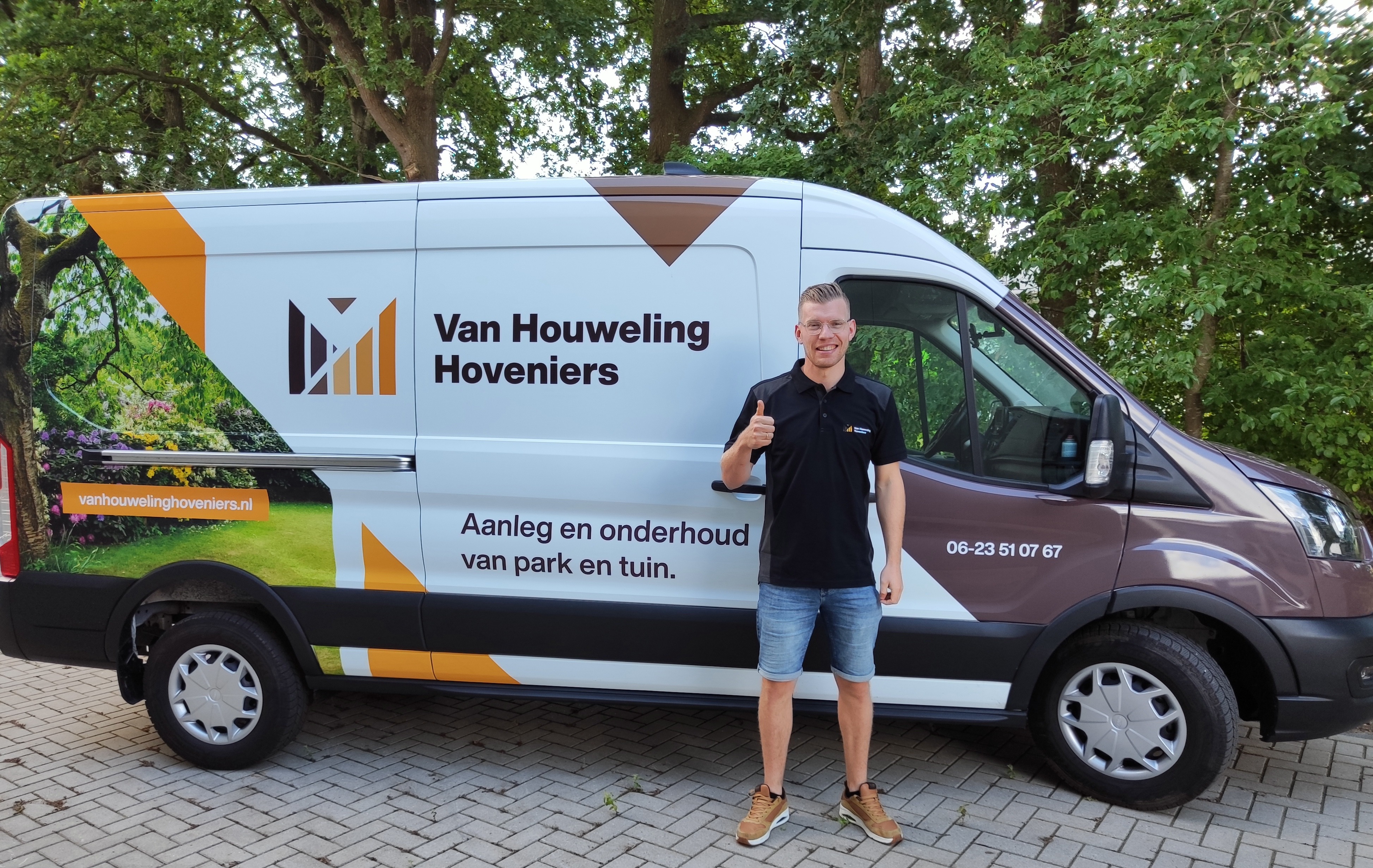 Wilmer bij de bedrijfsbus van Van Houweling Hoveniers