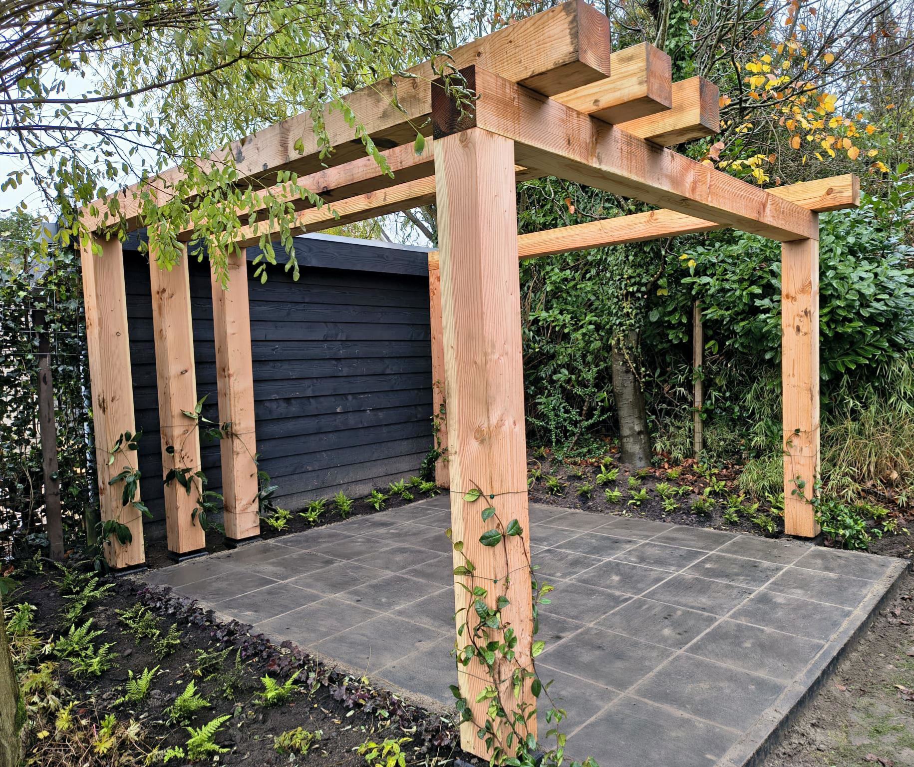 Pergola met tegels en beplanting