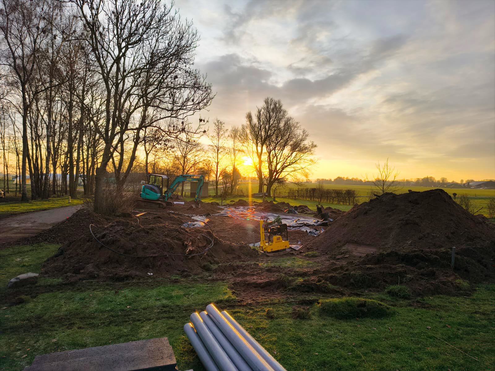 Tuinaanleg bij zonsondergang